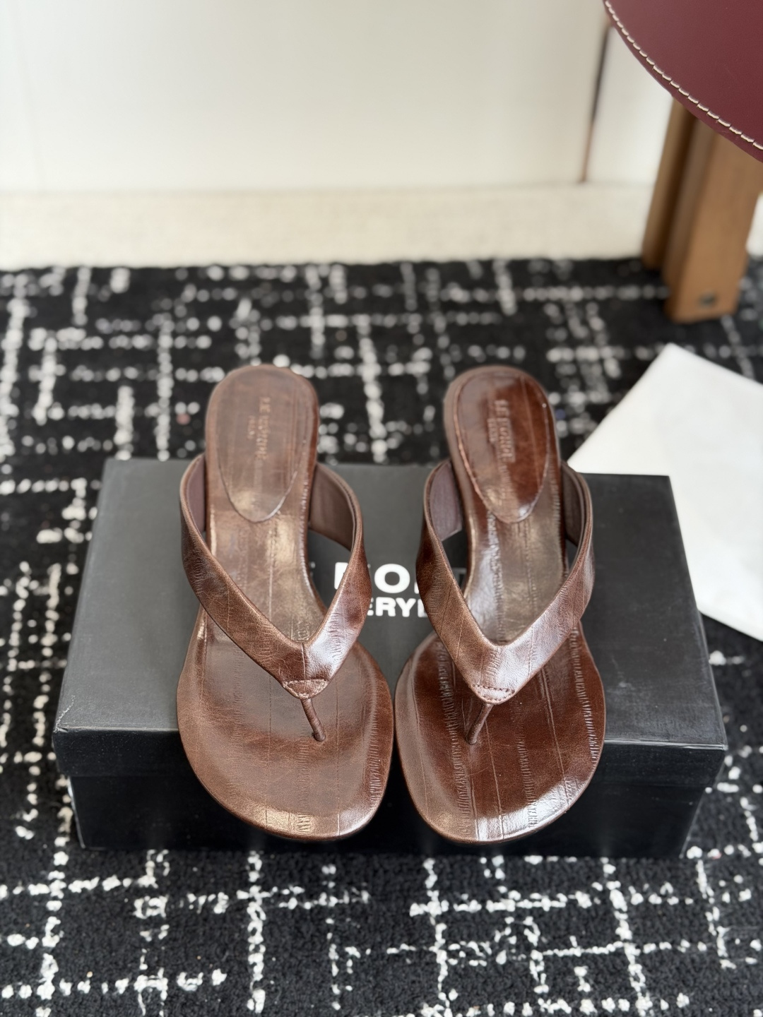 NO:817511,Dongguan purchasing agent niche brand LE MONDE lazy style thong high-heeled sandals. The entire shoe lining and footbed are made of breathable and skin-friendly soft leather lining, with thickened ergonomically padded insoles, which perfectly fit the arch curvature and soft elastic cushioning without irritating the feet. The position of the toe has been optimized with soft packaging, which does not grind the toes or constrict the feet at all, making it zero burden when shopping or walking out for a long time.  The overall design is minimalist with no unnecessary decorations. It is relaxed and casual yet luxurious and high-end. Whether it is for daily outings, commuting, seaside vacations, or paired with skirts and trousers, it can enhance the sophistication of your outfit with just one click. It is a versatile and versatile artifact for lazy people to keep in their spring and summer shoe cabinets!  Fabric waxed cowhide leather outsole Size 35-40 (40 customized), split-toe shoes, skirts, cowhide, Leather soles19860909东莞代购级 小众品牌LE MONDE慵懒风夹趾高跟凉拖 全鞋内里+脚床均采用透气亲肤软皮内里,搭配加厚人体工学软垫鞋垫,完美贴合足弓弧度,软弹缓震不硌脚；夹趾位置做了软包优化,完全不磨脚趾、不勒脚,长时间逛街、外出走路也零负担. 整体极简无多余装饰,松弛随性又轻奢高级,不管是日常出门、通勤通勤、海边度假还是搭配裙装、裤装,都能一键提升穿搭精致感,是春夏鞋柜里闭眼入的百搭懒人神器！ 面料油蜡牛皮 大底真皮大底 码数35-40（40定制）,分趾鞋,skirts,cowhide,Leather soles,Women's Shoes