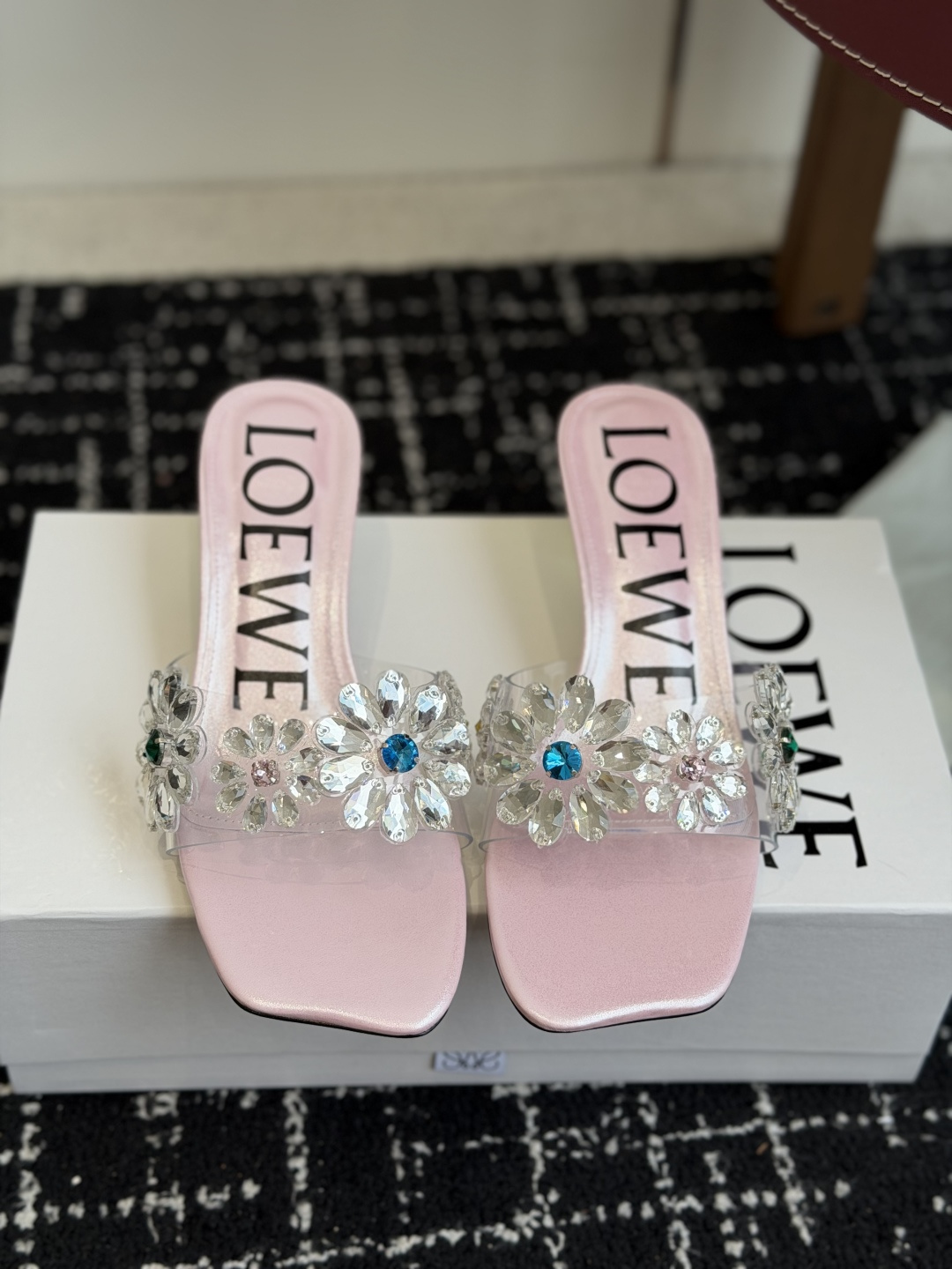 代购级Loewe 罗意*威 绝美水钻高跟拖鞋又美又嗲、水钻加花朵式设计让你在人群中一眼出挑搭配任何一件b