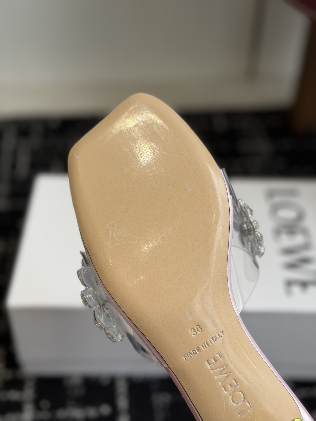 代购级Loewe 罗意*威 绝美水钻高跟拖鞋又美又嗲、水钻加花朵式设计让你在人群中一眼出挑搭配任何一件b
