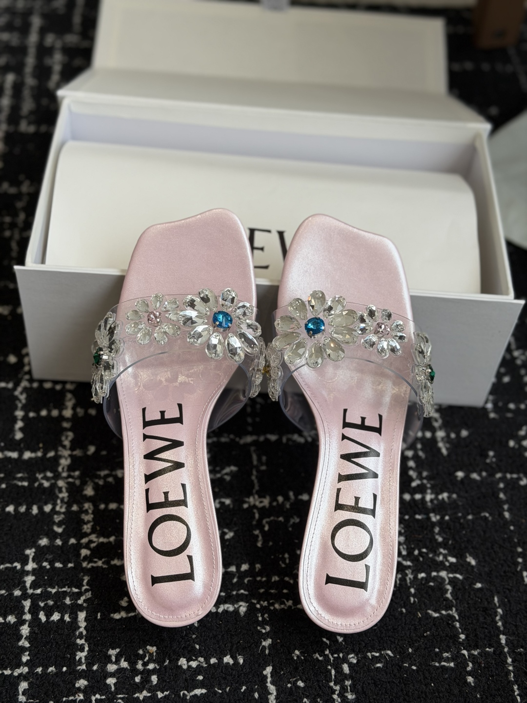 代购级Loewe 罗意*威 绝美水钻高跟拖鞋又美又嗲、水钻加花朵式设计让你在人群中一眼出挑搭配任何一件b
