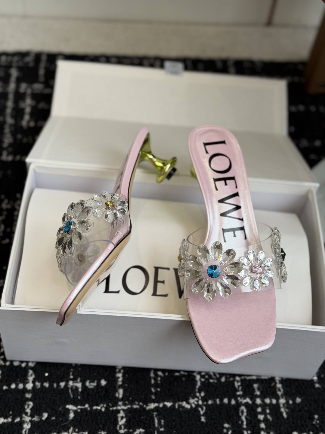 代购级Loewe 罗意*威 绝美水钻高跟拖鞋又美又嗲、水钻加花朵式设计让你在人群中一眼出挑搭配任何一件b