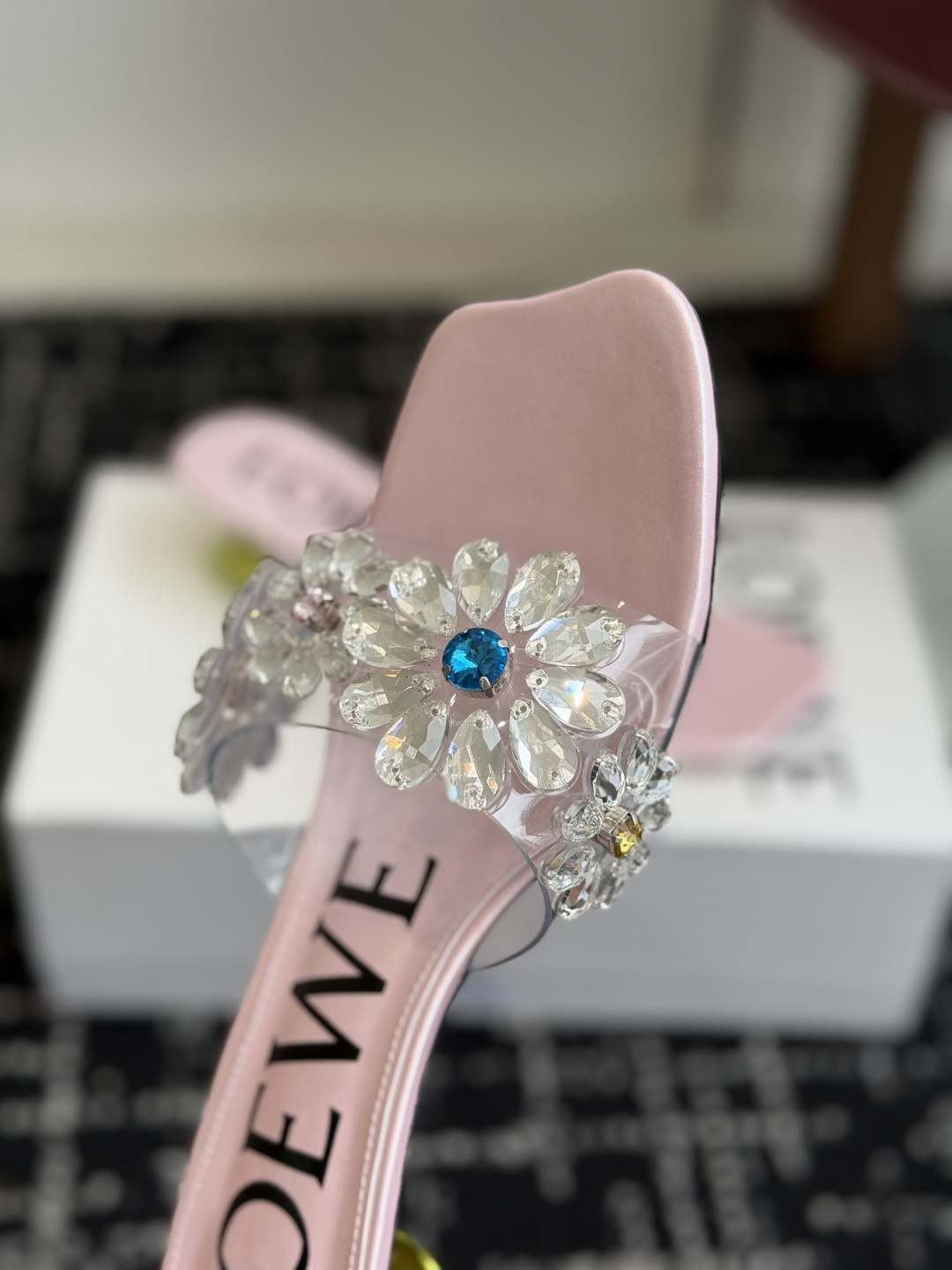 代购级Loewe 罗意*威 绝美水钻高跟拖鞋又美又嗲、水钻加花朵式设计让你在人群中一眼出挑搭配任何一件b