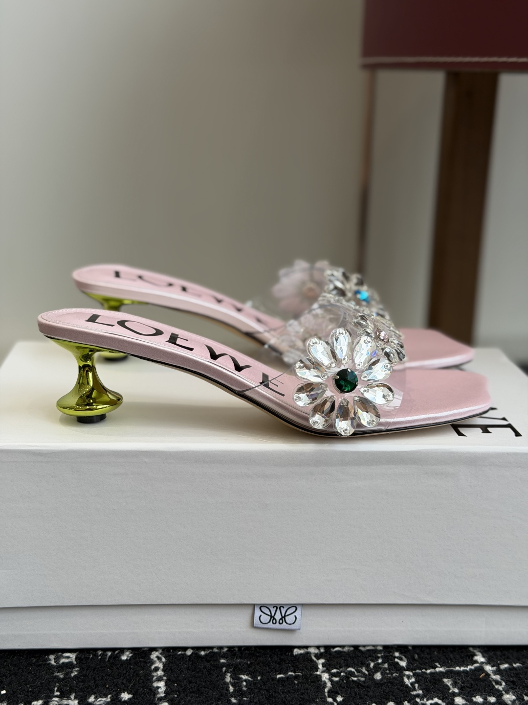 代购级Loewe 罗意*威 绝美水钻高跟拖鞋又美又嗲、水钻加花朵式设计让你在人群中一眼出挑搭配任何一件b