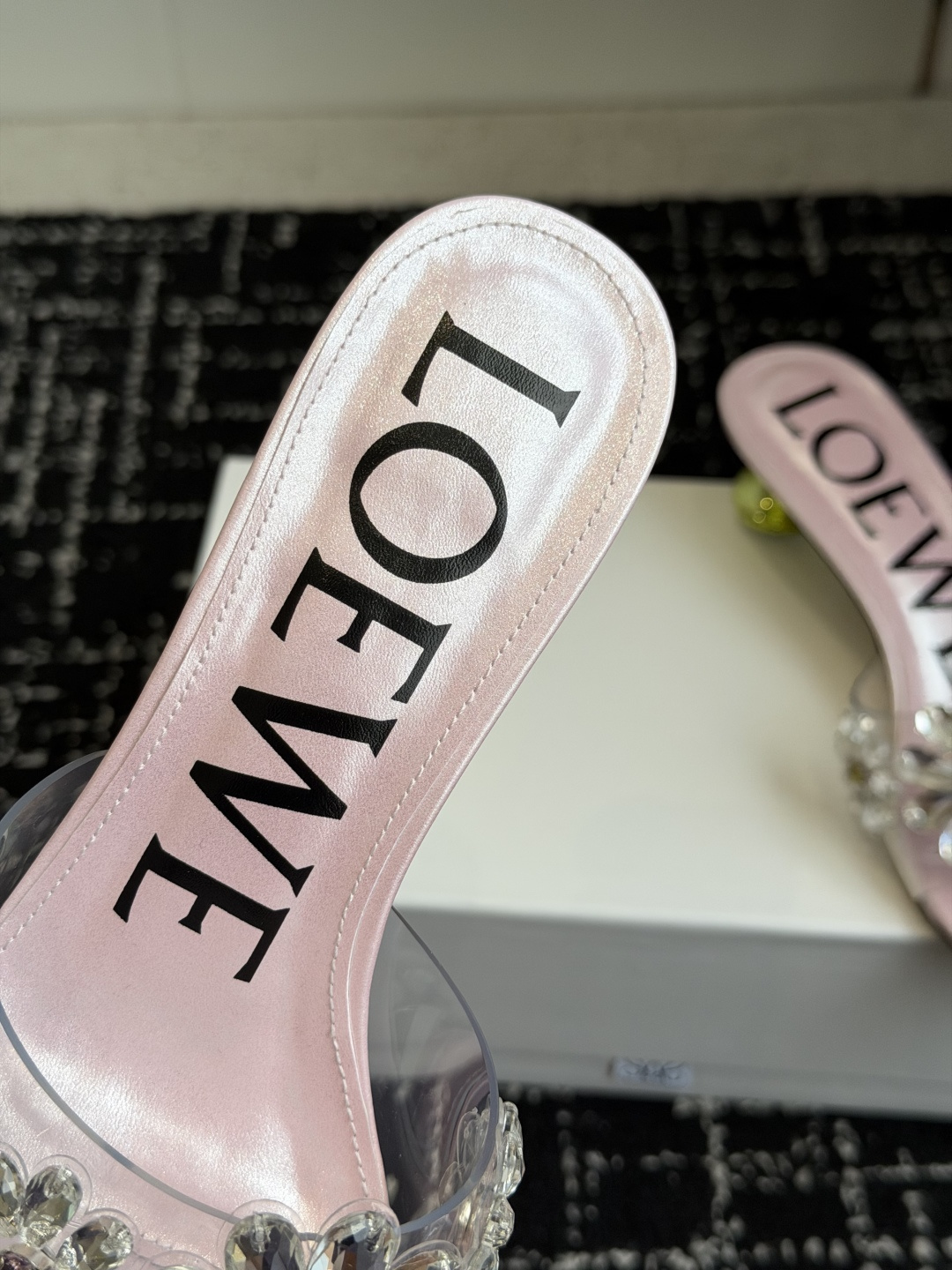 代购级Loewe 罗意*威 绝美水钻高跟拖鞋又美又嗲、水钻加花朵式设计让你在人群中一眼出挑搭配任何一件b