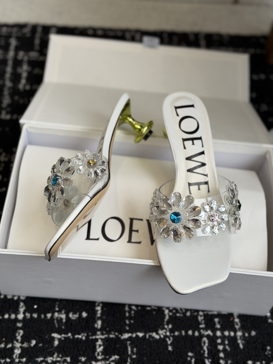 代购级Loewe 罗意*威 绝美水钻高跟拖鞋又美又嗲、水钻加花朵式设计让你在人群中一眼出挑搭配任何一件b