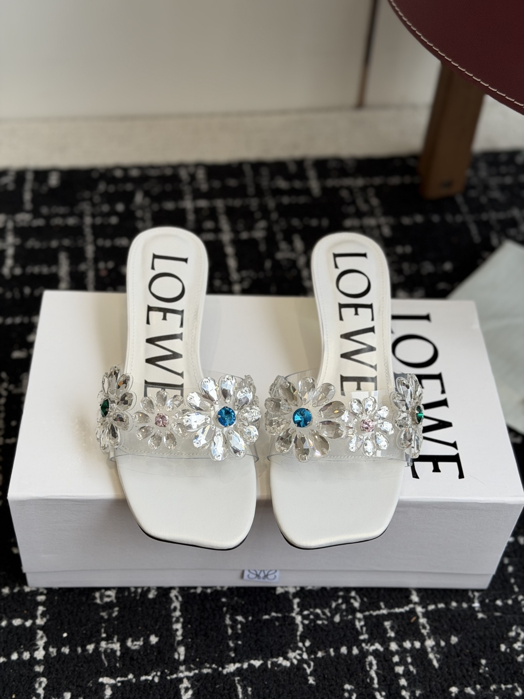 代购级Loewe 罗意*威 绝美水钻高跟拖鞋又美又嗲、水钻加花朵式设计让你在人群中一眼出挑搭配任何一件b