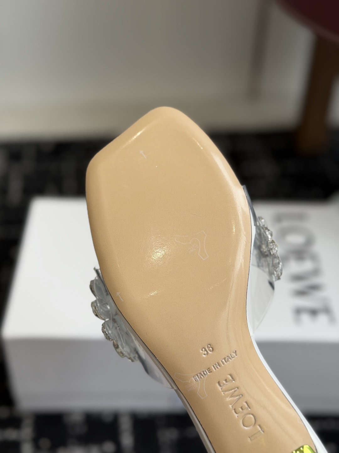 代购级Loewe 罗意*威 绝美水钻高跟拖鞋又美又嗲、水钻加花朵式设计让你在人群中一眼出挑搭配任何一件b