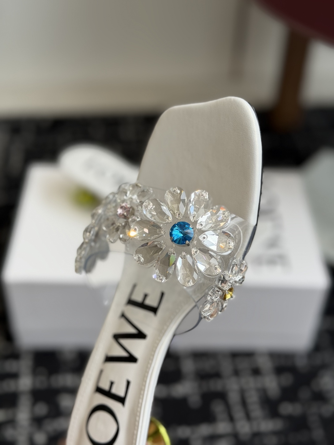 代购级Loewe 罗意*威 绝美水钻高跟拖鞋又美又嗲、水钻加花朵式设计让你在人群中一眼出挑搭配任何一件b
