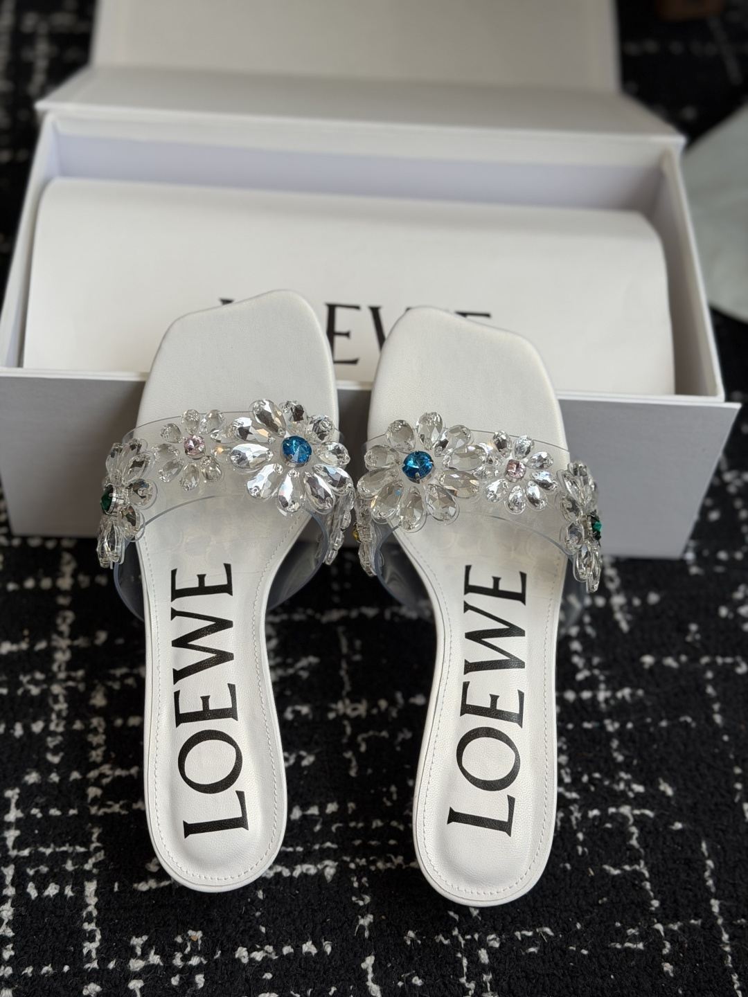 代购级Loewe 罗意*威 绝美水钻高跟拖鞋又美又嗲、水钻加花朵式设计让你在人群中一眼出挑搭配任何一件b