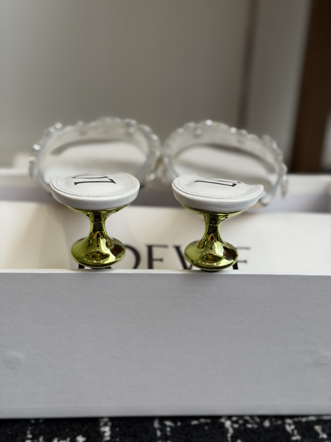 代购级Loewe 罗意*威 绝美水钻高跟拖鞋又美又嗲、水钻加花朵式设计让你在人群中一眼出挑搭配任何一件b