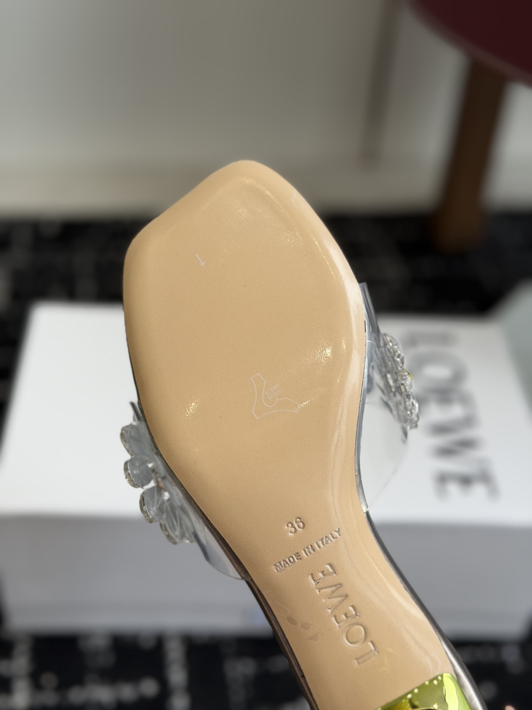 代购级Loewe 罗意*威 绝美水钻高跟拖鞋又美又嗲、水钻加花朵式设计让你在人群中一眼出挑搭配任何一件b