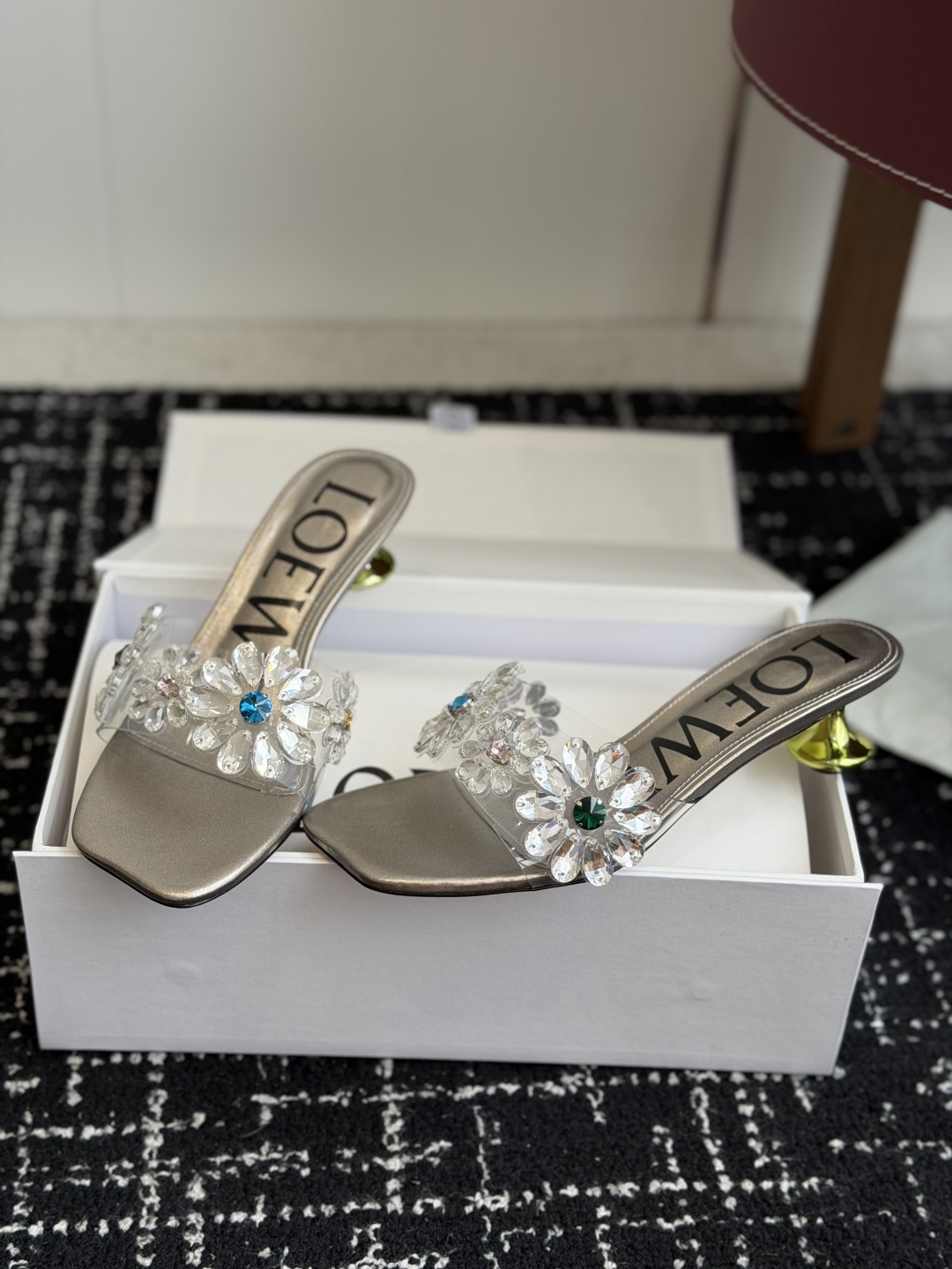 代购级Loewe 罗意*威 绝美水钻高跟拖鞋又美又嗲、水钻加花朵式设计让你在人群中一眼出挑搭配任何一件b