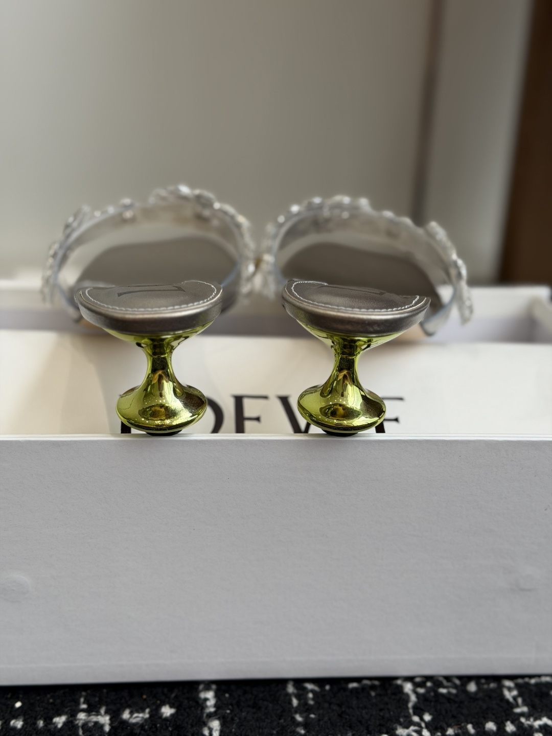 代购级Loewe 罗意*威 绝美水钻高跟拖鞋又美又嗲、水钻加花朵式设计让你在人群中一眼出挑搭配任何一件b