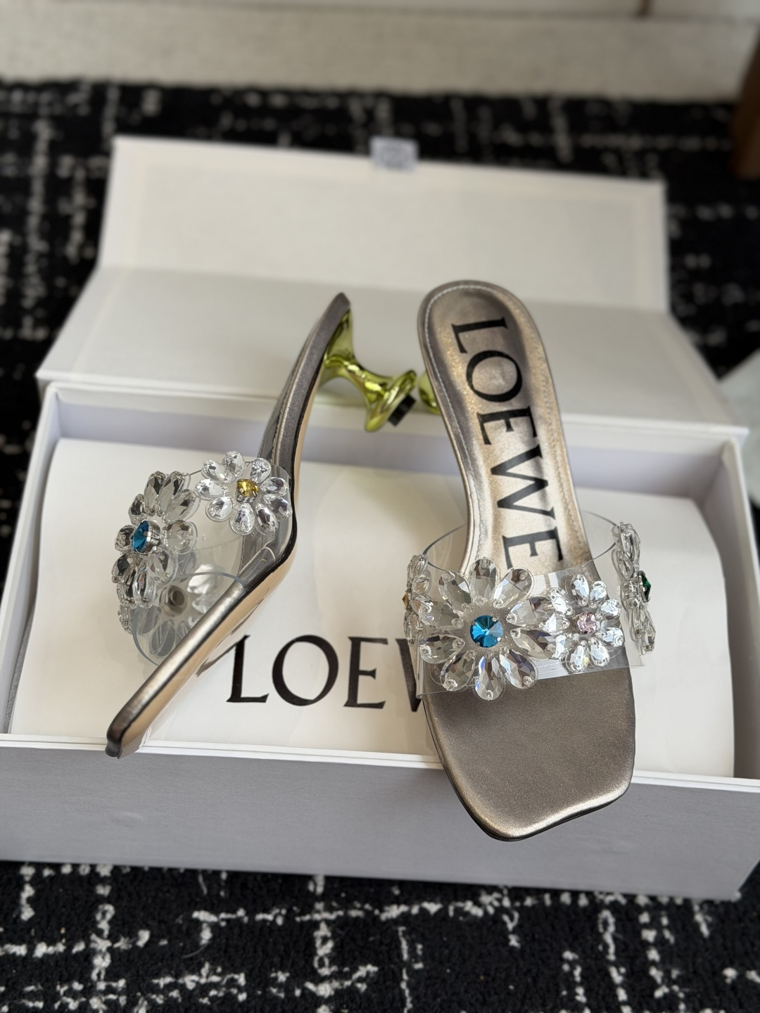 代购级Loewe 罗意*威 绝美水钻高跟拖鞋又美又嗲、水钻加花朵式设计让你在人群中一眼出挑搭配任何一件b