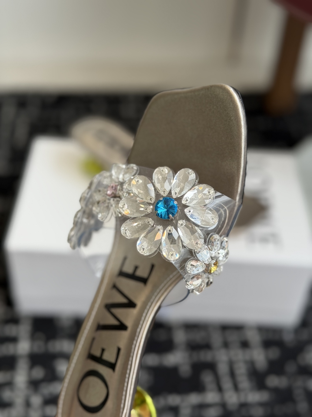 代购级Loewe 罗意*威 绝美水钻高跟拖鞋又美又嗲、水钻加花朵式设计让你在人群中一眼出挑搭配任何一件b