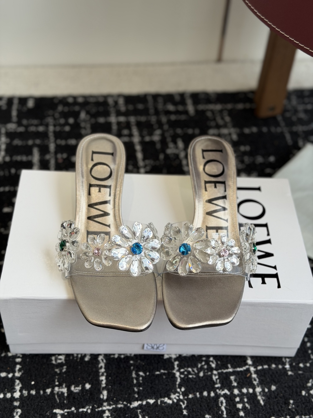 代购级Loewe 罗意*威 绝美水钻高跟拖鞋又美又嗲、水钻加花朵式设计让你在人群中一眼出挑搭配任何一件b