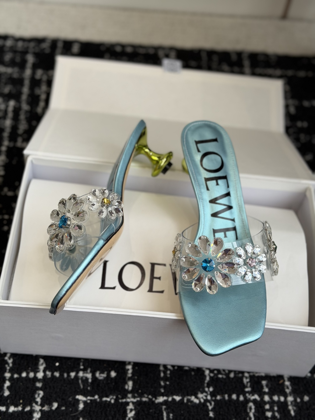 代购级Loewe 罗意*威 绝美水钻高跟拖鞋又美又嗲、水钻加花朵式设计让你在人群中一眼出挑搭配任何一件b