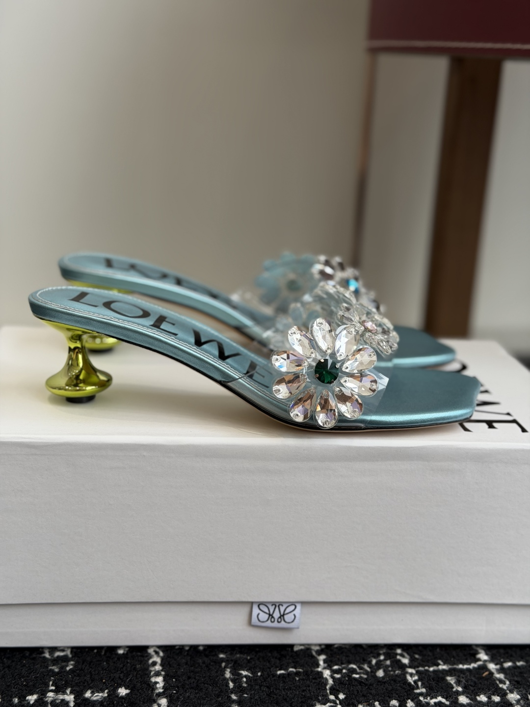 代购级Loewe 罗意*威 绝美水钻高跟拖鞋又美又嗲、水钻加花朵式设计让你在人群中一眼出挑搭配任何一件b