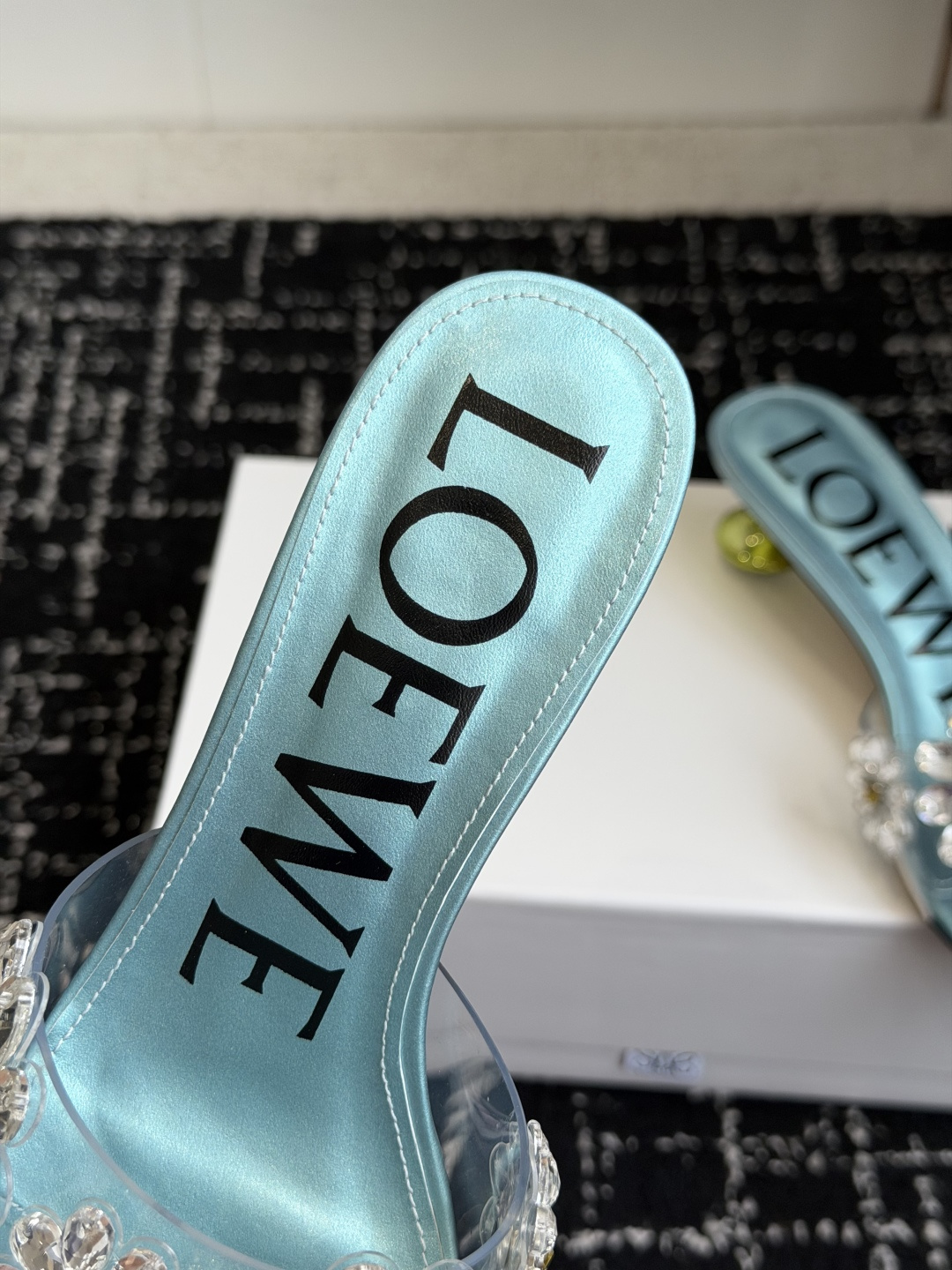 代购级Loewe 罗意*威 绝美水钻高跟拖鞋又美又嗲、水钻加花朵式设计让你在人群中一眼出挑搭配任何一件b