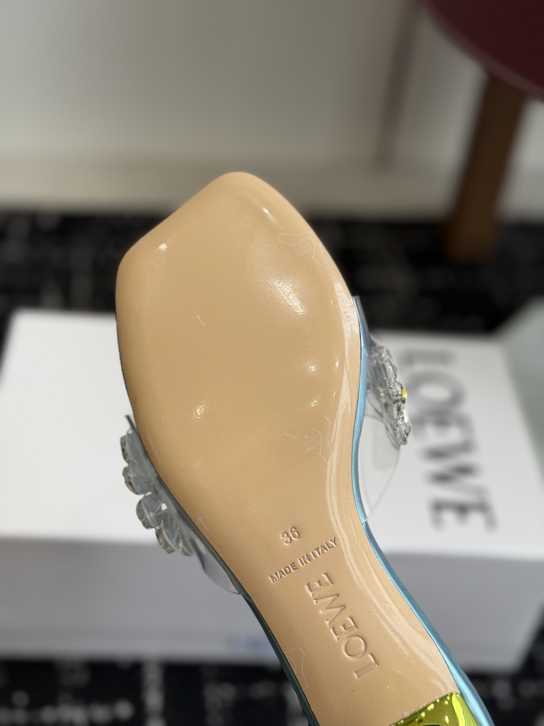 代购级Loewe 罗意*威 绝美水钻高跟拖鞋又美又嗲、水钻加花朵式设计让你在人群中一眼出挑搭配任何一件b
