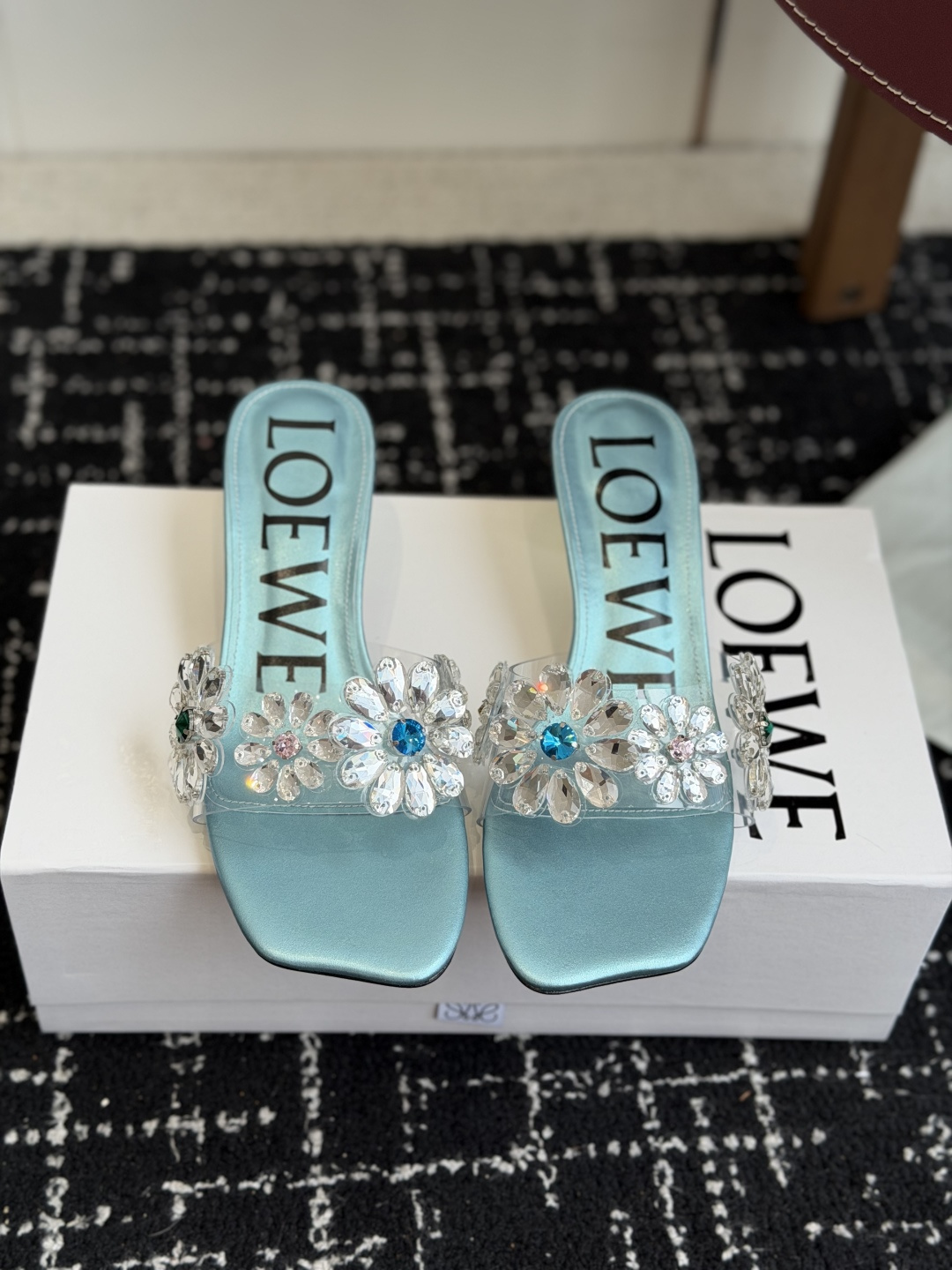 代购级Loewe 罗意*威 绝美水钻高跟拖鞋又美又嗲、水钻加花朵式设计让你在人群中一眼出挑搭配任何一件b