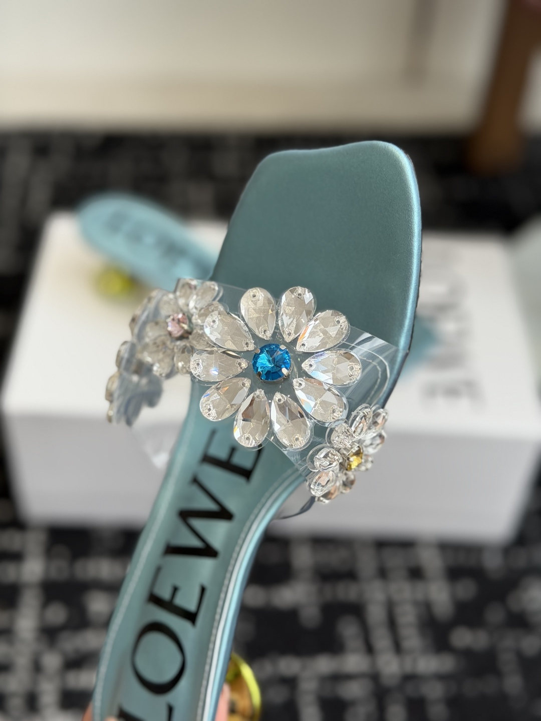代购级Loewe 罗意*威 绝美水钻高跟拖鞋又美又嗲、水钻加花朵式设计让你在人群中一眼出挑搭配任何一件b