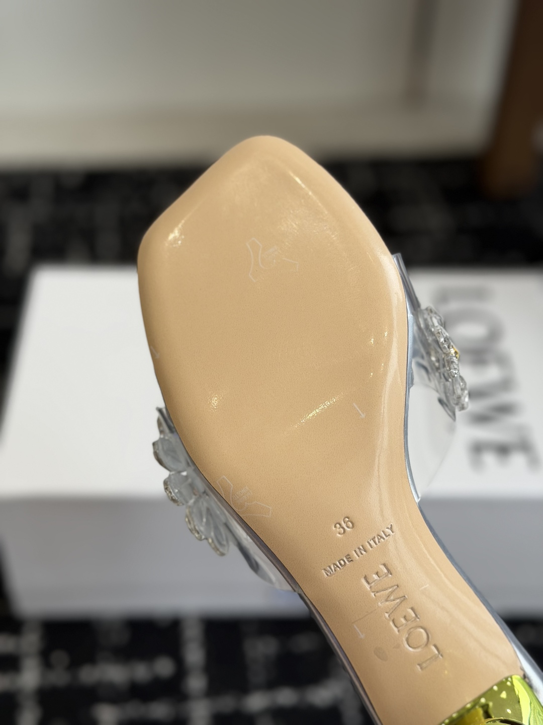 代购级Loewe 罗意*威 绝美水钻高跟拖鞋又美又嗲、水钻加花朵式设计让你在人群中一眼出挑搭配任何一件b