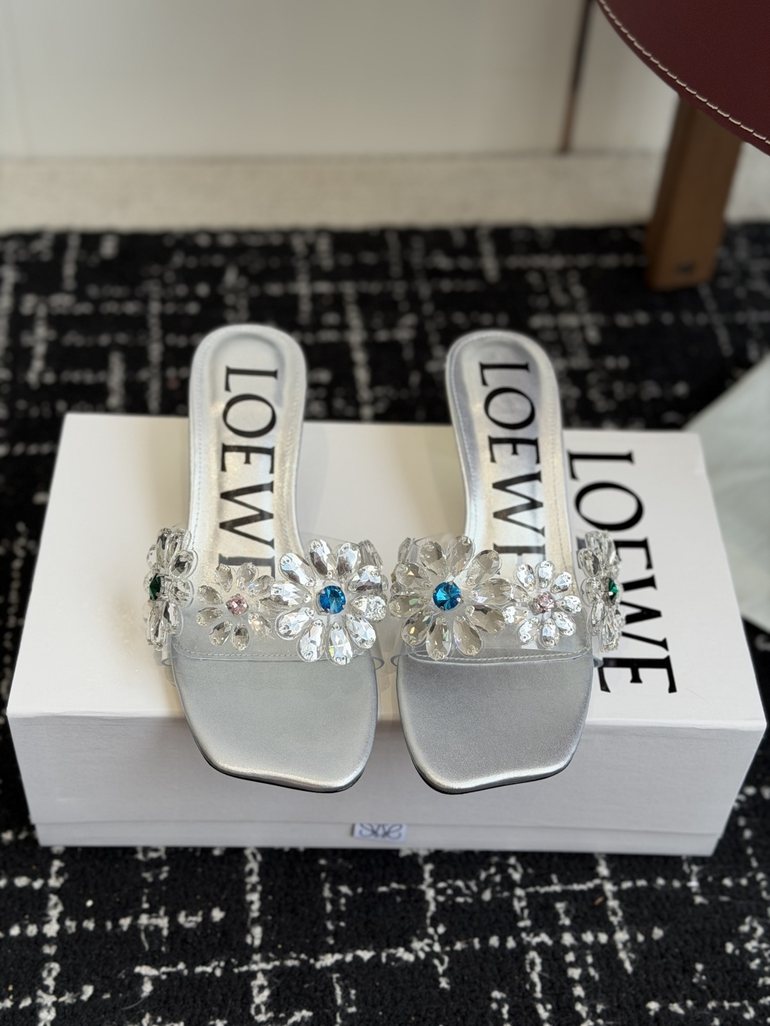 代购级Loewe 罗意*威 绝美水钻高跟拖鞋又美又嗲、水钻加花朵式设计让你在人群中一眼出挑搭配任何一件b