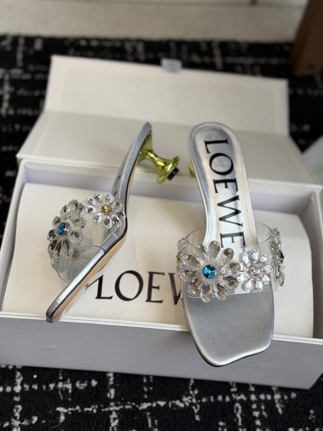 代购级Loewe 罗意*威 绝美水钻高跟拖鞋又美又嗲、水钻加花朵式设计让你在人群中一眼出挑搭配任何一件b