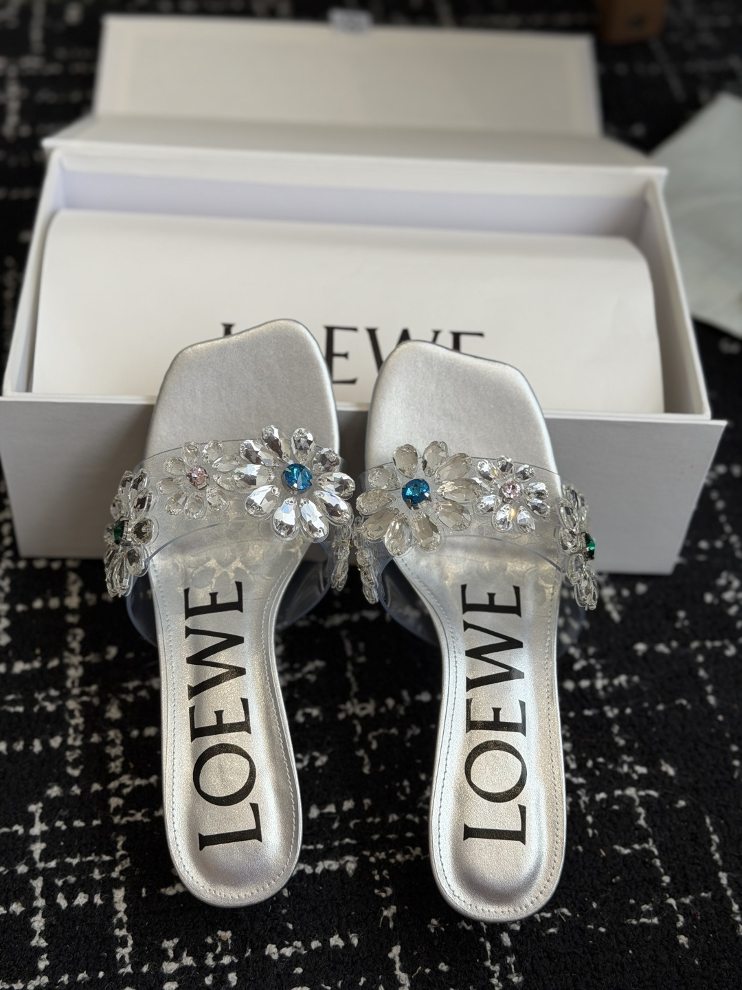 代购级Loewe 罗意*威 绝美水钻高跟拖鞋又美又嗲、水钻加花朵式设计让你在人群中一眼出挑搭配任何一件b