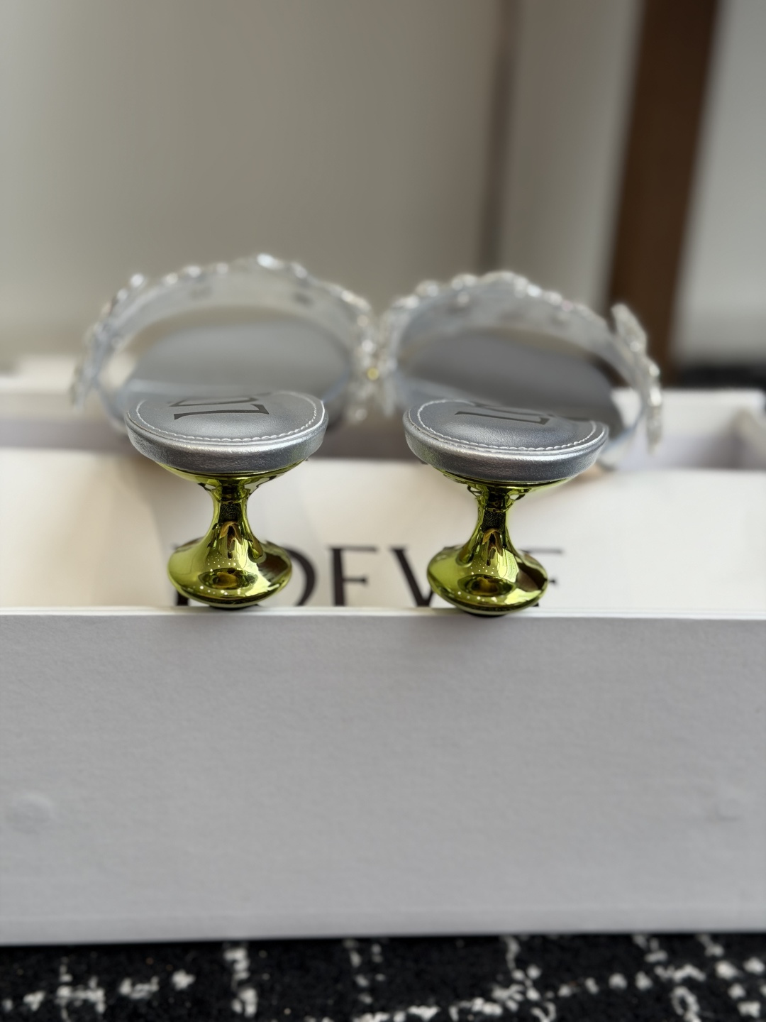 代购级Loewe 罗意*威 绝美水钻高跟拖鞋又美又嗲、水钻加花朵式设计让你在人群中一眼出挑搭配任何一件b