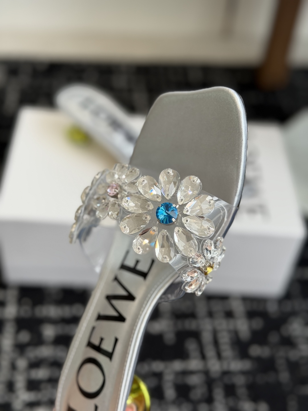 代购级Loewe 罗意*威 绝美水钻高跟拖鞋又美又嗲、水钻加花朵式设计让你在人群中一眼出挑搭配任何一件b