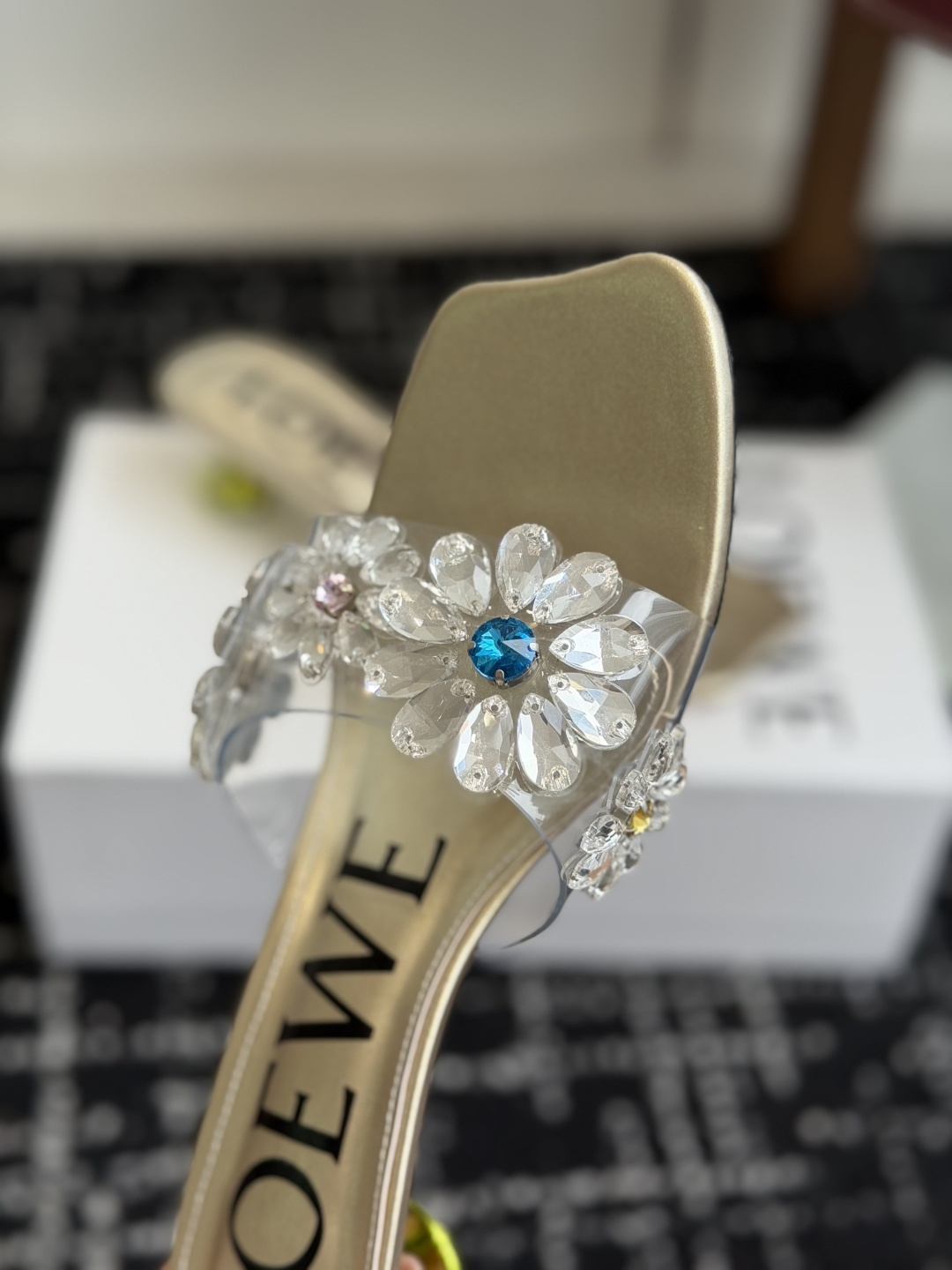 代购级Loewe 罗意*威 绝美水钻高跟拖鞋又美又嗲、水钻加花朵式设计让你在人群中一眼出挑搭配任何一件b