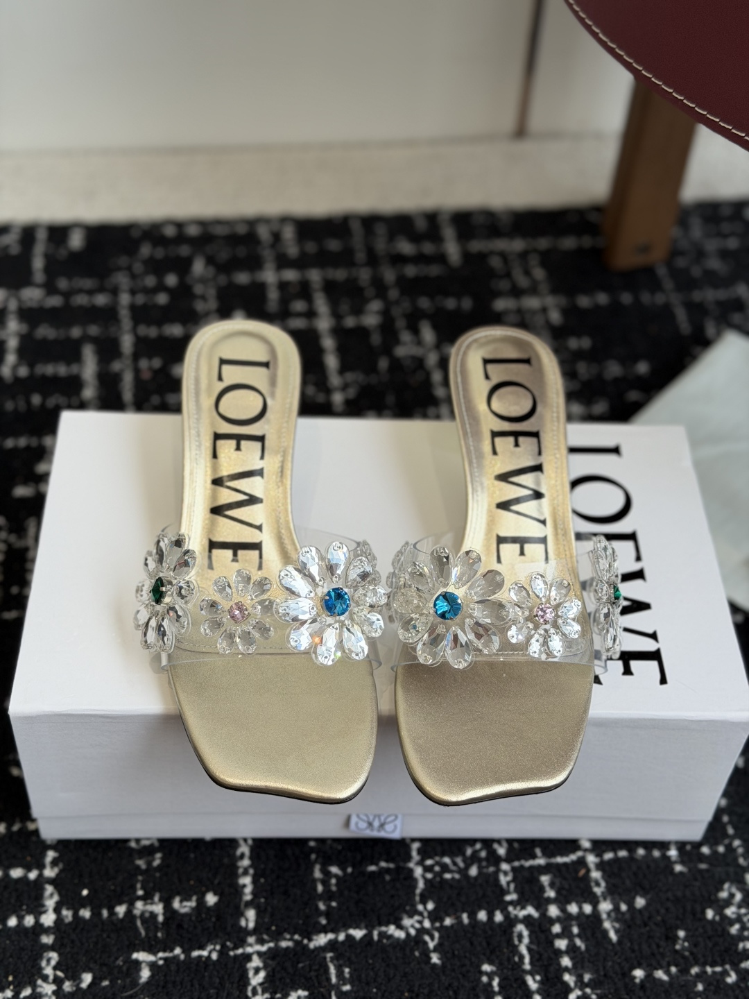 NO:817507,Purchasing-grade Loewe stunning rhinestone high-heeled slippers. Beautiful and cute, the rhinestone and flower design makes you stand out in the crowd. Paired with any blingbling fairy skirt, it will be the focus. Wearing it will make you a Disney princess on the run~ Imported rhinestones on the upper/original Italian leather outsole on the imported PVC outsole. The heel height is about 5cm. Size35-42 (40 42)  42 (customized, non-refundable), high heels and slippers, loewe, loewe, high heels, slippers, skirts, Leather soles19860909代购级 Loewe 罗意*威 绝美水钻高跟拖鞋 又美又嗲、水钻加花朵式设计让你在人群中一眼出挑 搭配任何一件blingbling的仙女裙都是焦点,穿上它就是迪士尼在逃公主～  鞋面进口钻/进口PVC 大底原版意大利真皮大底 跟高5cm左右 Size35-42 (40 42 42订做不退换),高跟鞋拖鞋,loewe,loewe,high heels,slippers,skirts,Leather soles,Women's Shoes