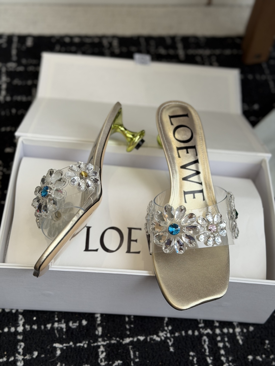 代购级Loewe 罗意*威 绝美水钻高跟拖鞋又美又嗲、水钻加花朵式设计让你在人群中一眼出挑搭配任何一件b