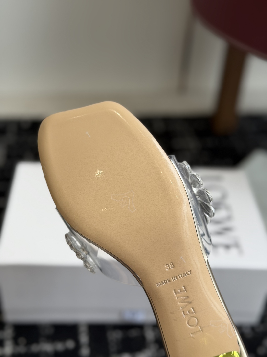 代购级Loewe 罗意*威 绝美水钻高跟拖鞋又美又嗲、水钻加花朵式设计让你在人群中一眼出挑搭配任何一件b
