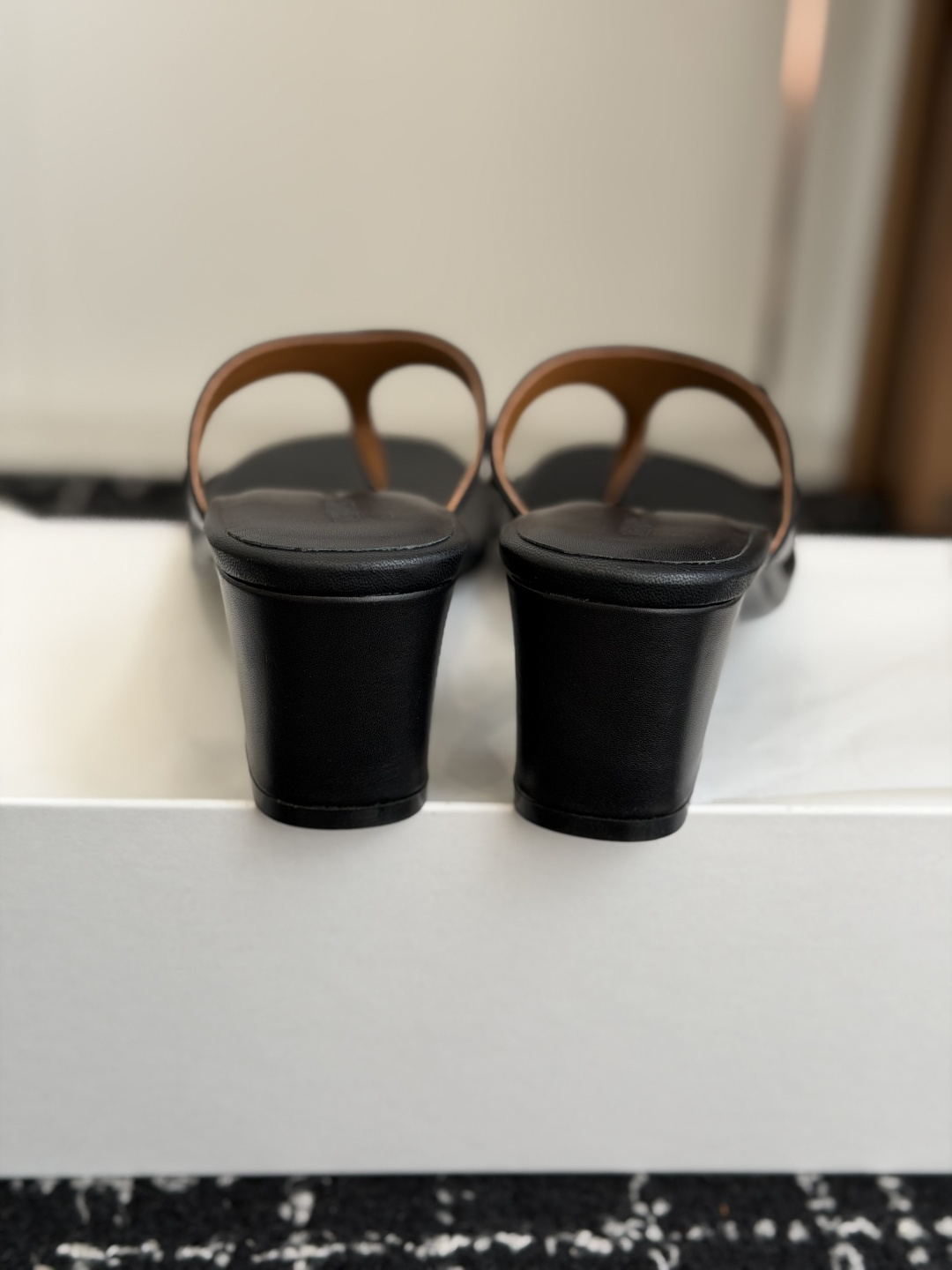 khaite 26ss 春夏新款 粗跟 圆头拖鞋 夹脚凉拖自带法式浪漫的设计，上脚就温柔到骨子里，不管搭