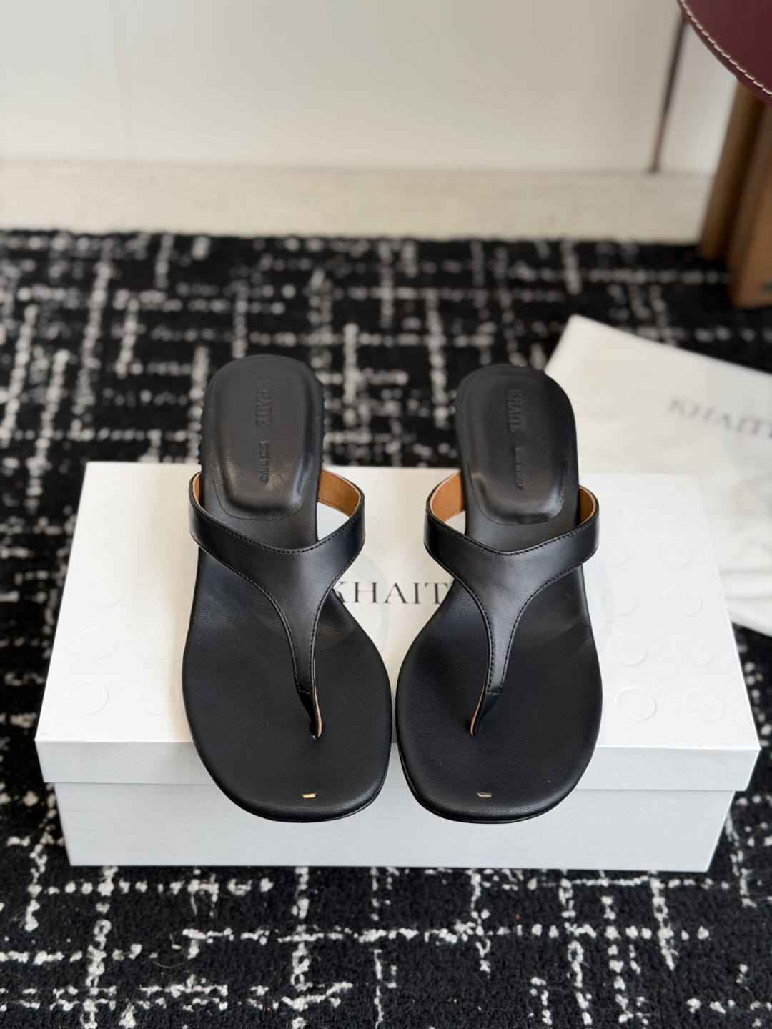 khaite 26ss 春夏新款 粗跟 圆头拖鞋 夹脚凉拖自带法式浪漫的设计，上脚就温柔到骨子里，不管搭