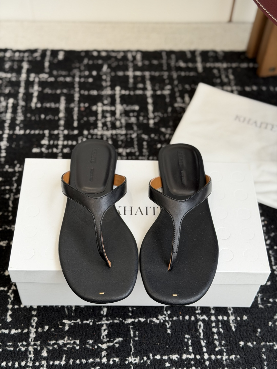NO:818490,Purchasing-grade flat sole, thick heel khaite 26ss spring and summer new thick heel round toe slippers flip-flops with French romantic design, gentle to the core, no matter it is worn with a dress, jeans or wide-leg pants, you can easily wear it with a high-end feel! And it is light and soft, and the comfort level is perfect! It is soft on the feet, and you will not feel tired after walking all day long. Wear it when you go out to play, and you need both beauty and comfort! The upper material is original molded calfskin  Sheepskin lining, Italian genuine leather outsole, Size 35-40 (40 is custom-made and non-returnable), split-toe shoes, slippers, skirts, jeans, cowhide, sheepskin, Leather soles19860909代购级平底、粗跟 khaite 26ss 春夏新款 粗跟 圆头拖鞋 夹脚凉拖 自带法式浪漫的设计,上脚就温柔到骨子里, 不管搭连衣裙,牛仔裤还是阔腿裤,都能轻松穿出高级感! 而且它又轻又软,舒适度直接拉满!上脚软乎乎的,暴走一天都不累脚,出门玩穿它,美和舒服全都要! 鞋面材质原版开模小牛皮 内里羊皮  大底意大利真皮大底 Size35-40（40 订做不退换）,分趾鞋,slippers,skirts,jeans,cowhide,sheepskin,Leather soles,Women's Shoes