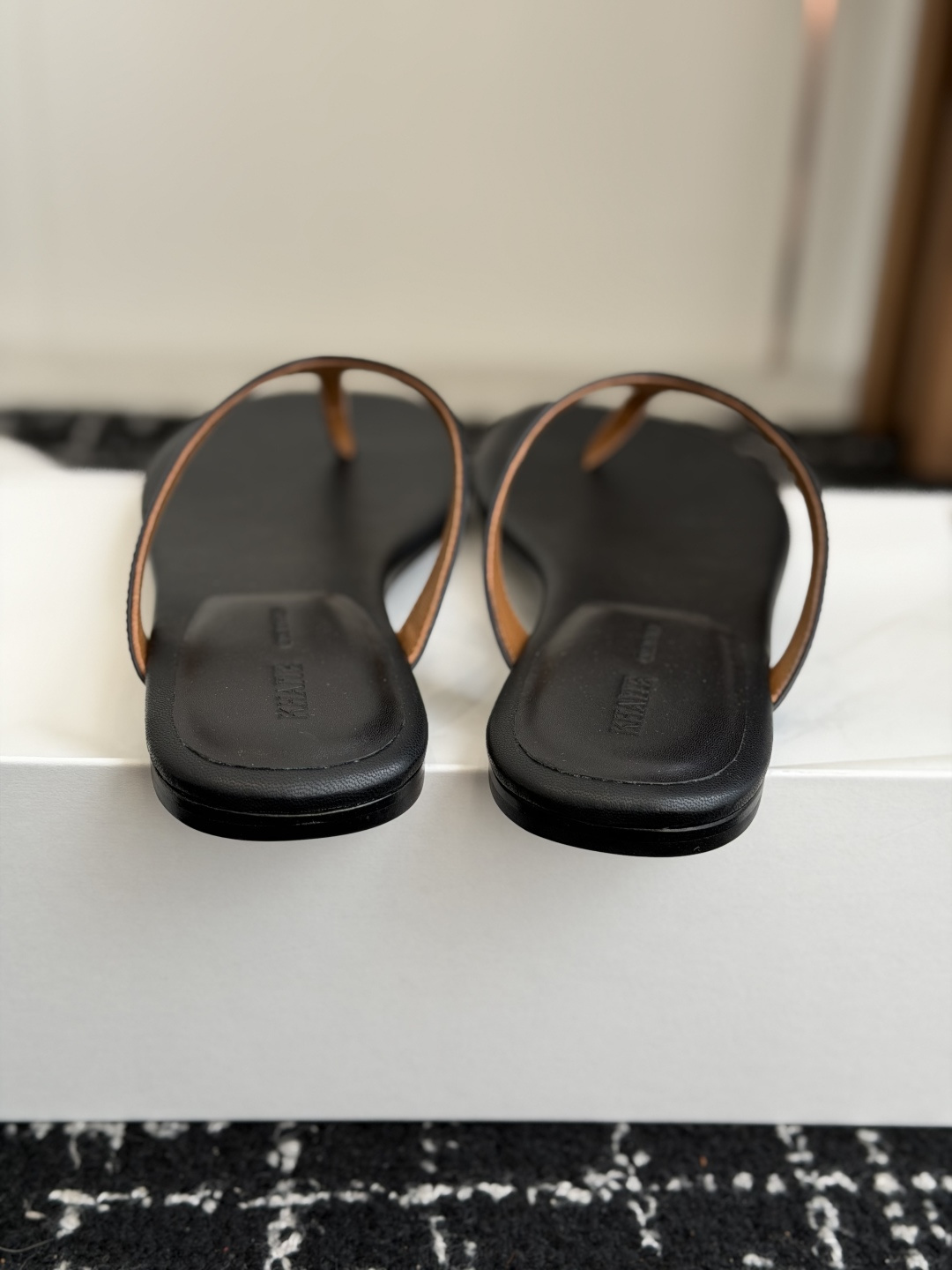 khaite 26ss 春夏新款 粗跟 圆头拖鞋 夹脚凉拖自带法式浪漫的设计,上脚就温柔到骨子里,不管搭 khaite 26ss 春夏新款 粗跟 圆头拖鞋 夹脚凉拖自带法式浪漫的设计,上脚就温柔到骨子里,不管搭
