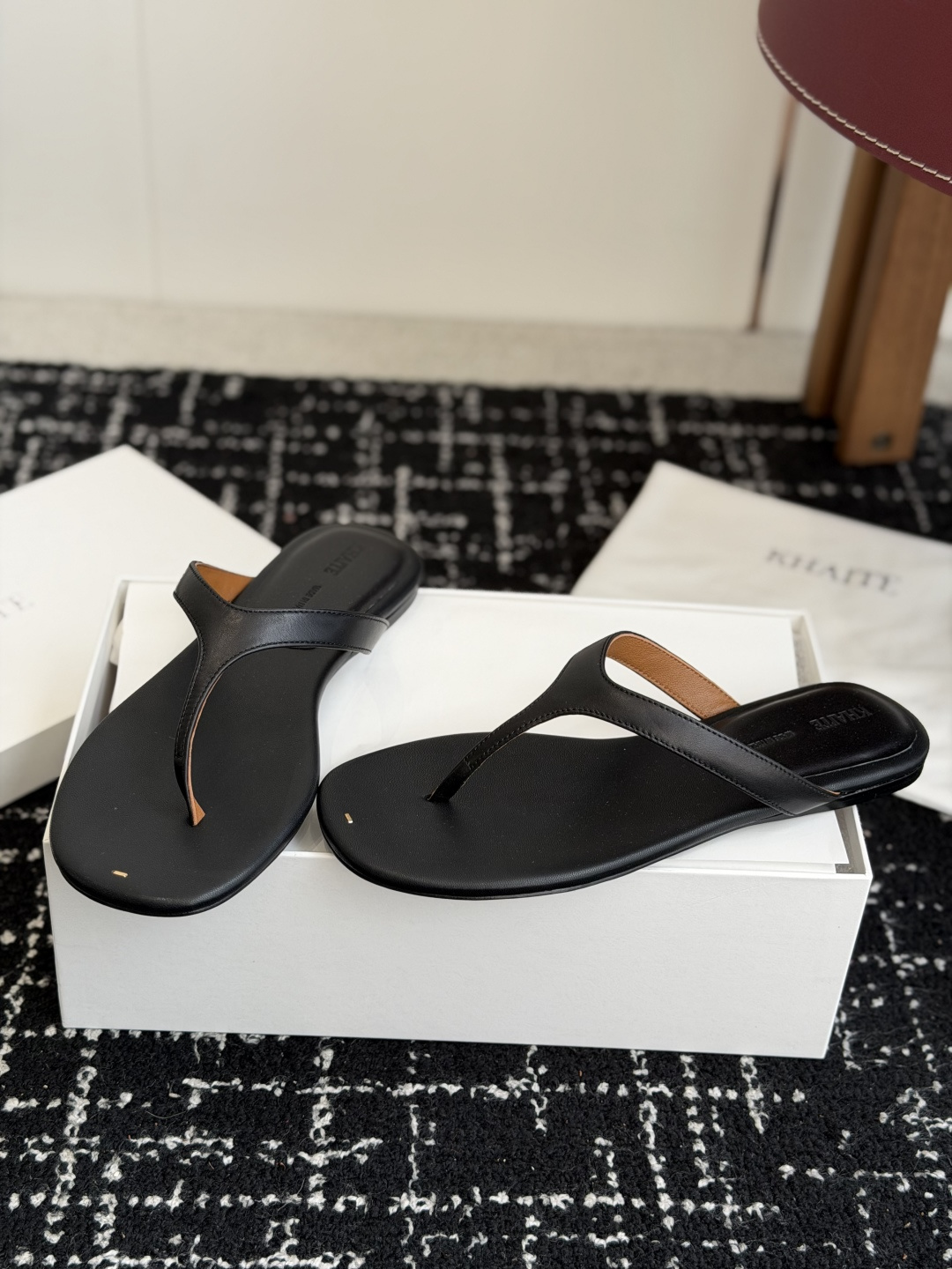 khaite 26ss 春夏新款 粗跟 圆头拖鞋 夹脚凉拖自带法式浪漫的设计，上脚就温柔到骨子里，不管搭