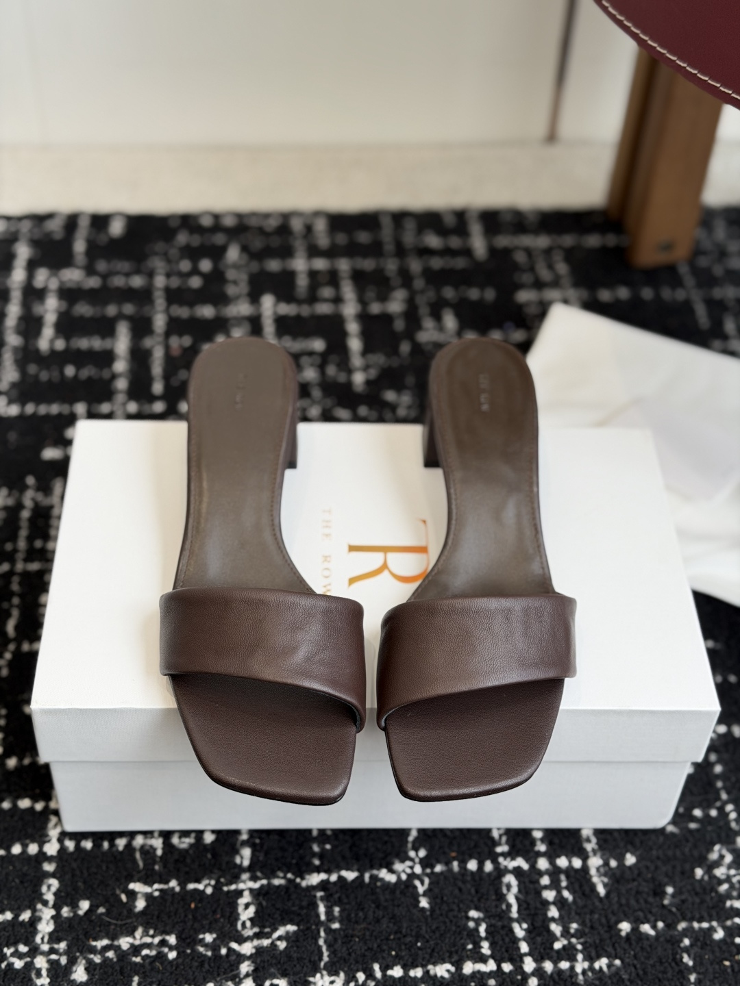 NO:818489,Dongguan Purchasing Level The row 26ss new niche minimalist cowhide one-strap mid-heel slippers. Original quality version, ZP level, the highest version on the market. ZP will always make the goods. Anyone who knows the goods knows the quality of ours. If there is no YB, we will not make the goods. The entire pair of shoes, from the leather, soles, accessories packaging, to the last shape, are absolutely loyal to YB. Absolute top version. You get what you pay for, and never cut corners~  The design features of one-line high-heeled slippers are usually simple and elegant, with a thin strap across the instep and a high heel design of about 4.5 cm, which can show off a woman's slender ankle and elegant temperament. The brand's design will pay more attention to details and texture, using high-quality fetal cowhide to make this slipper look more advanced and fashionable. The upper is fetal cowhide. The inner insole is mixed sheep leather. The sole is imported genuine leather. The heel height is about 4.5cm.  Size#35-39 (No return or exchange for size 40), slippers, slippers, cowhide, sheepskin, Leather soles19860909东莞代购级 The row 26ss 新款小众极简胎牛皮一字带中跟拖鞋 原单品质版,ZP级别,市面上最高版本 购入ZP一致做货,懂货的都知道我家的品质,无YB不做货 整双鞋子从皮料、鞋底、辅料包装,格位楦型,都绝对做到忠于YB,绝对顶级版 一分钱一分货,绝不偷工减料~ 一字带高跟拖鞋的设计特点通常是简约而优雅的,一条细细的带子横过脚背,搭配约4.5厘米高跟设计,能够展现出女性的纤细脚踝和优雅气质 品牌的设计会更加注重细节和质感,使用高品质的胎牛皮让这款拖鞋看起来更加高级和时尚 鞋面胎牛皮 内里鞋垫混种绵羊皮 鞋底进口真皮大底 跟高约4.5厘米  Size#35-39（40码不退换）,拖鞋,slippers,cowhide,sheepskin,Leather soles,Women's Shoes