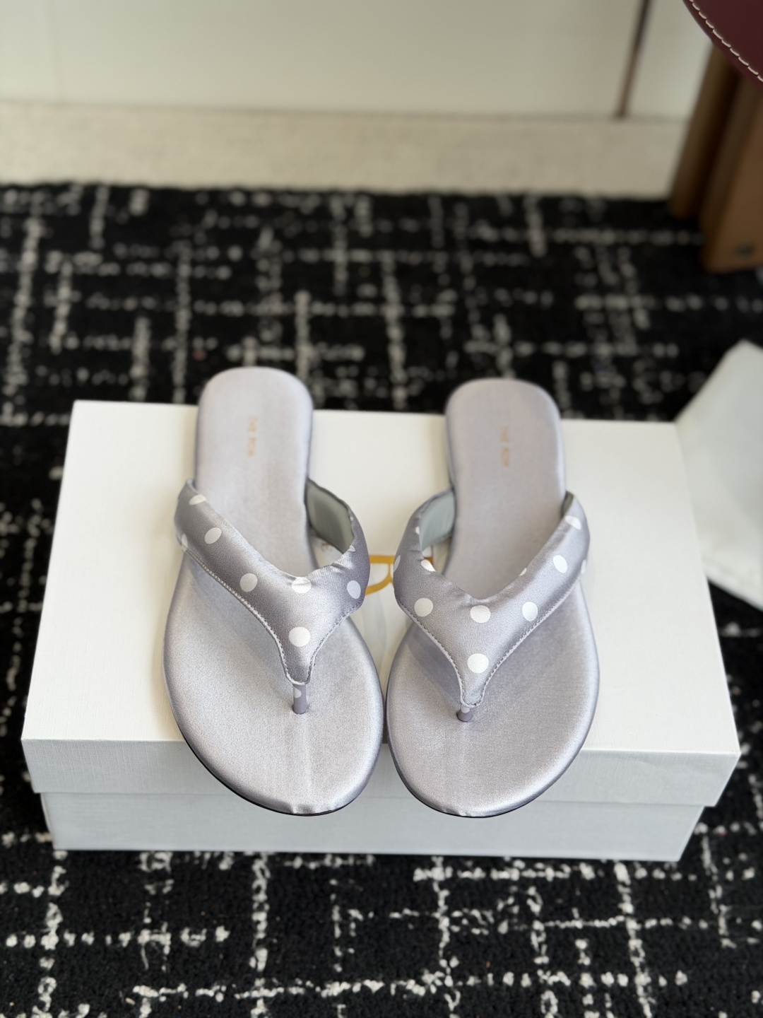 NO:818481,Purchasing agent THE ROW26 spring and summer minimalist style new simple silk spotted flip-flops!  Needless to say, this young brand from the United States is one of the most popular brands in the past two years. Almost every blogger has a pair!  The spring season is coming, and I recommend this casual yet stylish slipper. I feel like this flip-flop is about to explode in popularity!  Whether paired with jeans, linen leg pants or a skirt, it looks great!  Must buy a pair!  Upper foot pads, imported silk satin, herringbone lining, sheepskin, leather outsole, size: 35-42 (40 41.42, custom made, non-returnable, non-exchangeable), split-toe shoes, slippers, skirts, jeans, sheepskin, real silk, silk fabric, Leather soles19860909代购级 THE ROW26春夏极简风新款简约真丝斑点夹脚人字拖！ 来自美国的年轻品牌,这不用多说,是近两年最火之一的品牌,几乎博主人手一双！春天的季节就要到了,推荐这款随性又不乏设计感的拖鞋,这款人字拖鞋我感觉即将要爆火！无论是配牛仔裤,亚麻腿裤还是裙子都可以很亮眼！必须入手一双！ 鞋面垫脚进口真丝绸缎 人字内里羊皮 大底真皮大底 码数:35-42（40 41.42 订做不退不换）,分趾鞋,slippers,skirts,jeans,sheepskin,real silk,silk fabric,Leather soles,Women's Shoes
