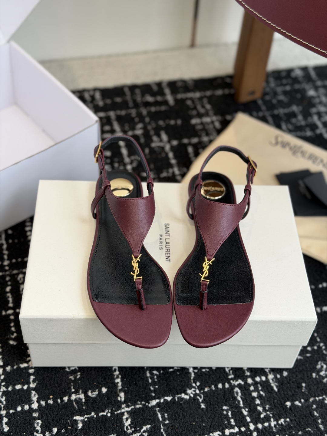 代购级Saint Laurent圣罗兰、平板夹脚凉鞋  26ss 早春最新款、YSL、Logo字母扣装饰