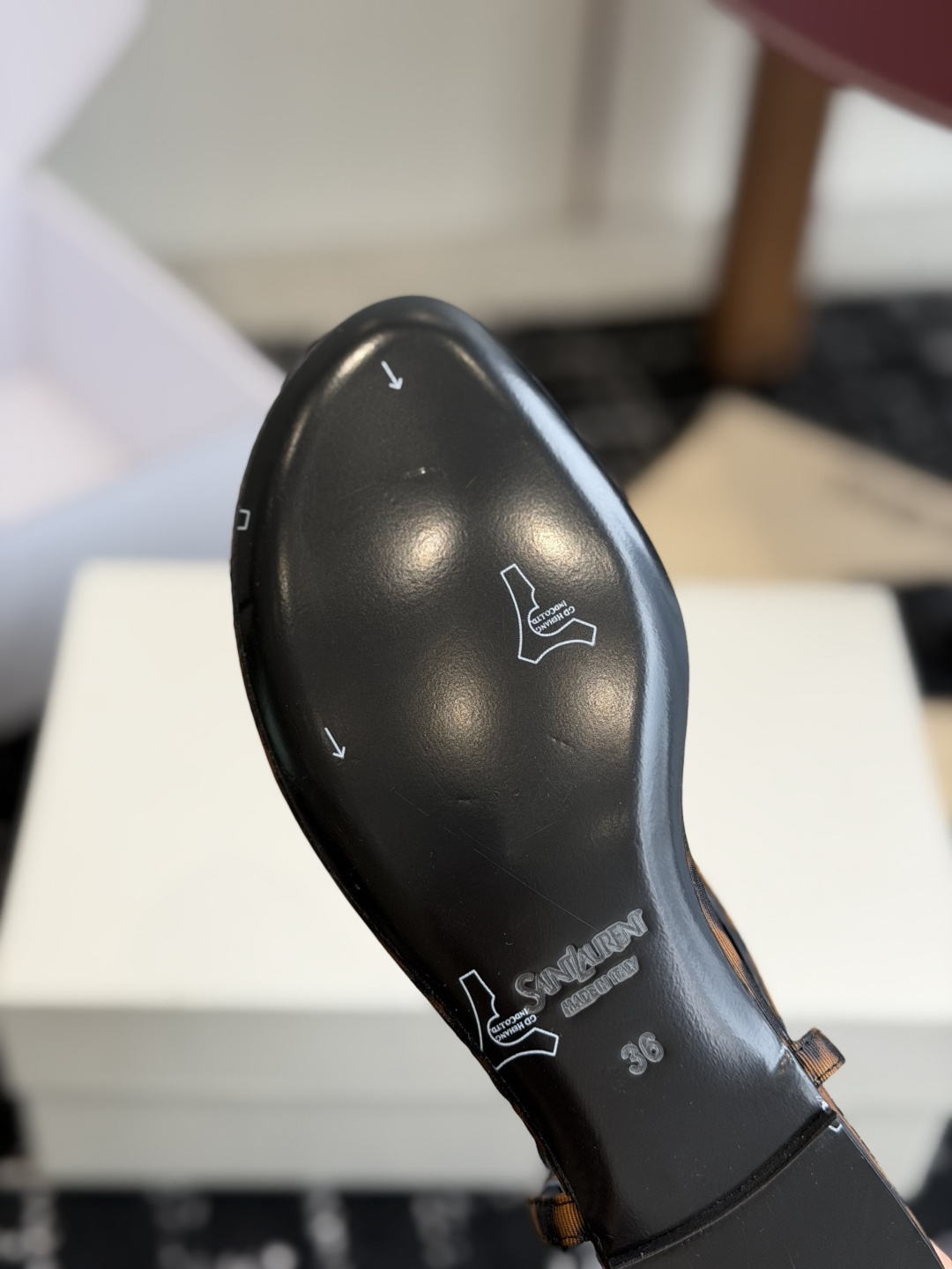 代购级Saint Laurent圣罗兰、平板夹脚凉鞋  26ss 早春最新款、YSL、Logo字母扣装饰