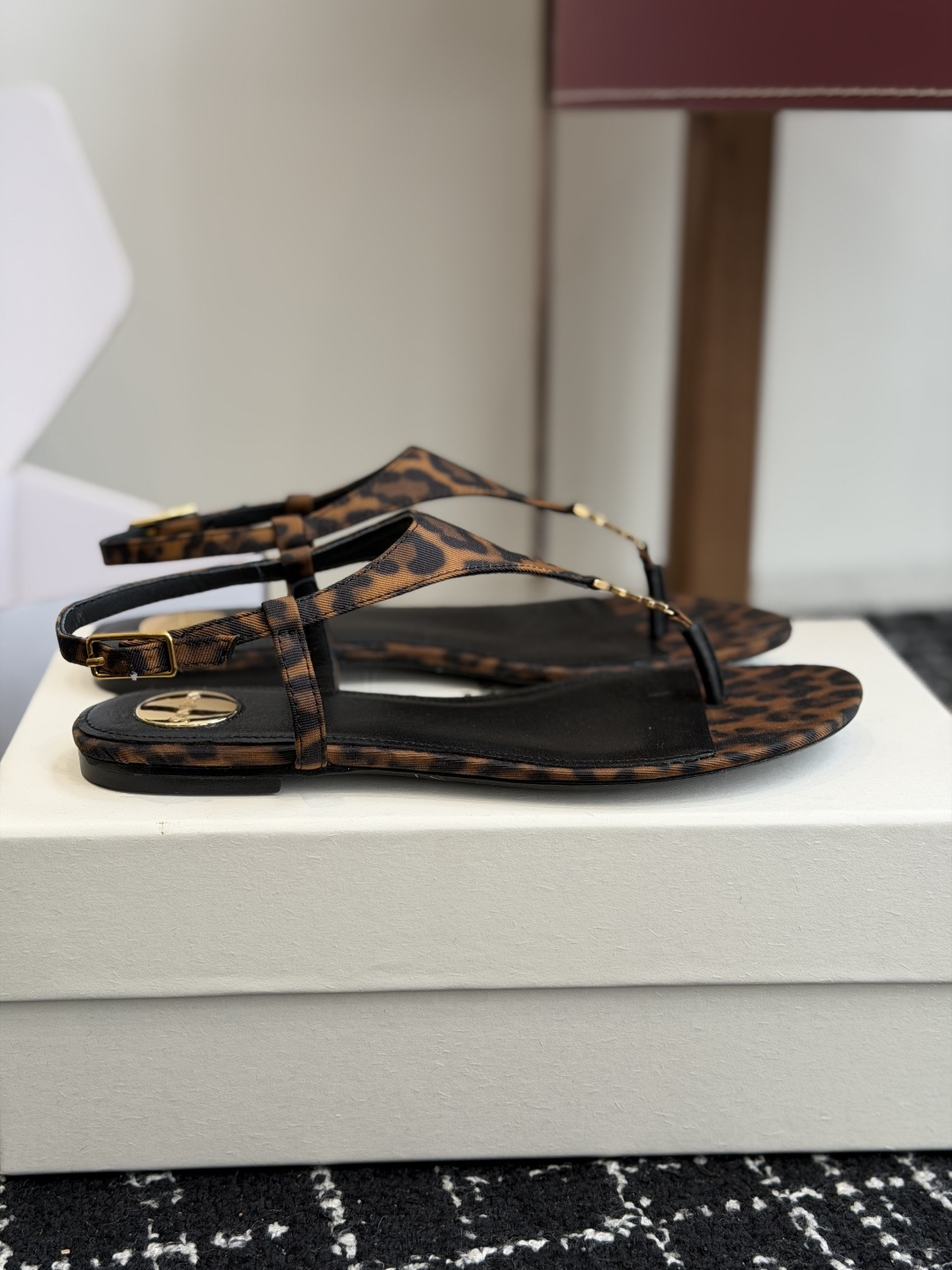 代购级Saint Laurent圣罗兰、平板夹脚凉鞋  26ss 早春最新款、YSL、Logo字母扣装饰