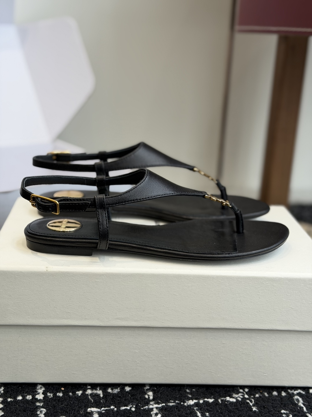 代购级Saint Laurent圣罗兰、平板夹脚凉鞋 26ss 早春最新款、YSL、Logo字母扣装饰 代购级Saint Laurent圣罗兰、平板夹脚凉鞋 26ss 早春最新款、YSL、Logo字母扣装饰