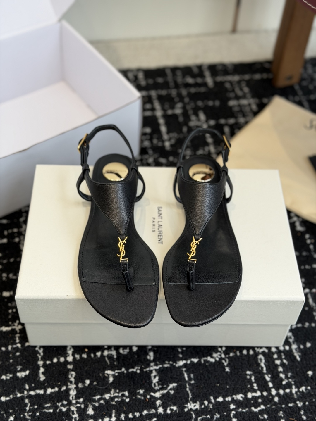 代购级Saint Laurent圣罗兰、平板夹脚凉鞋  26ss 早春最新款、YSL、Logo字母扣装饰