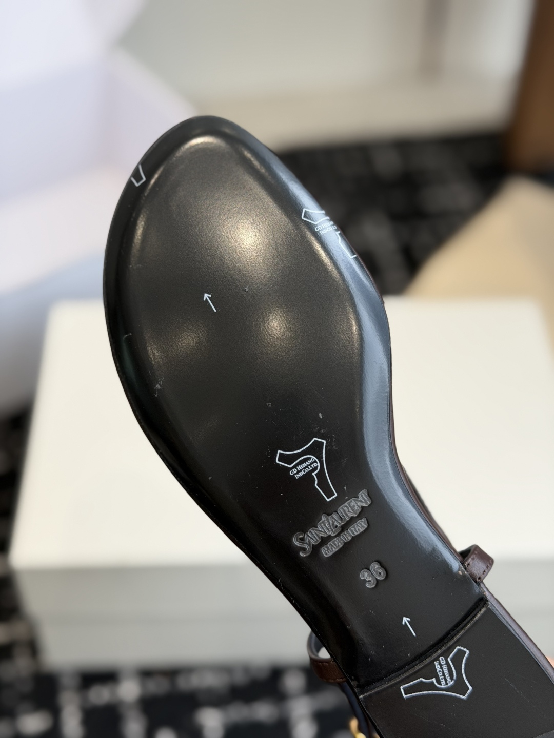 代购级Saint Laurent圣罗兰、平板夹脚凉鞋 26ss 早春最新款、YSL、Logo字母扣装饰 代购级Saint Laurent圣罗兰、平板夹脚凉鞋 26ss 早春最新款、YSL、Logo字母扣装饰