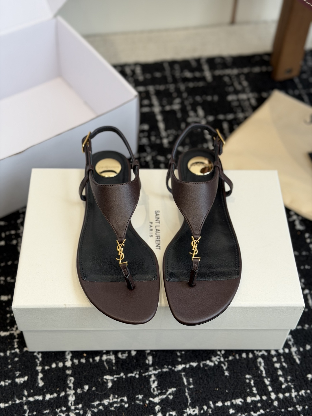 代购级Saint Laurent圣罗兰、平板夹脚凉鞋  26ss 早春最新款、YSL、Logo字母扣装饰